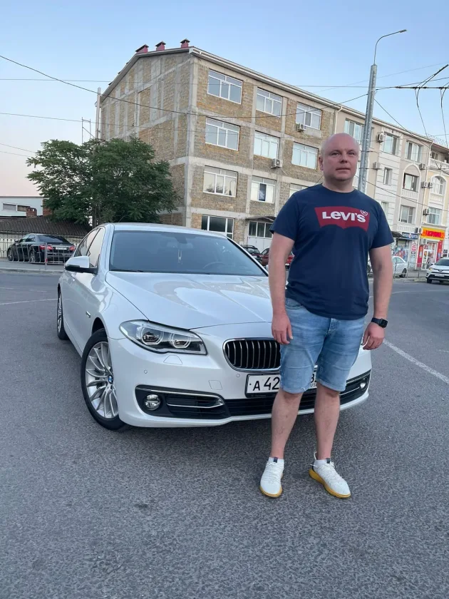 Илья Гнездилов у автомобиля
